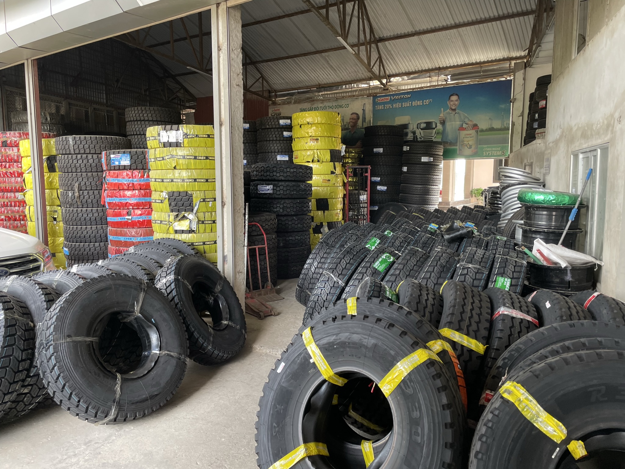 Kho lốp xe chính hãng luôn sẵn sàng phục vụ khách hàng